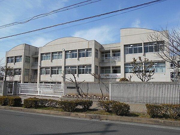 富田林市立明治池中学校 徒歩7分。 530m