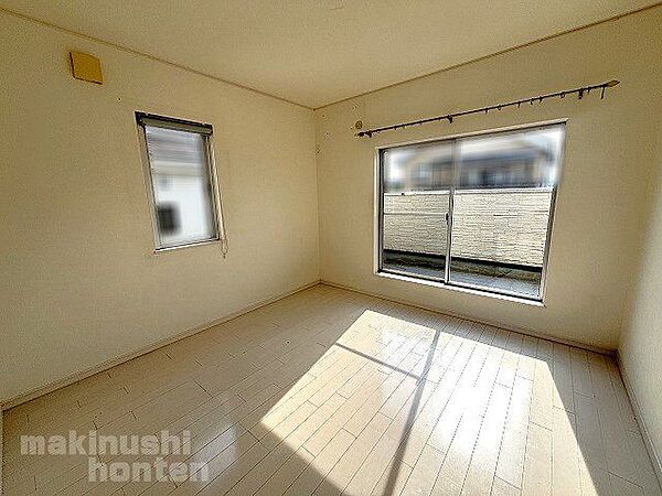 2階6.6帖の洋室部分です♪バルコニーに面したお部屋で、陽当たり・風通しの良いお部屋です。