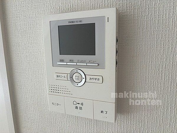 玄関のドアを開けることなく来客の顔や声を確認できるため、トラブルの防止につながります。