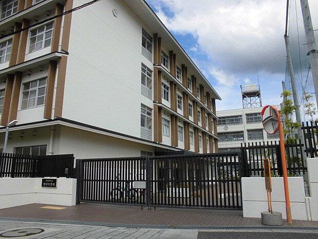 羽曳野市立誉田中学校 徒歩6分。 410m