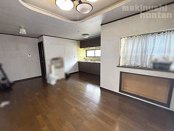 2階は全面LDK仕様！折り上げ天井と出窓がアクセントになっております♪