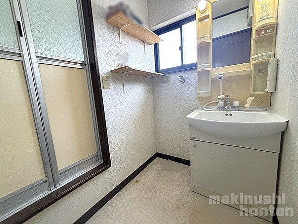 どうしても湿気がたまりがちな洗面室も窓がございますので、換気がしやすくなっております！