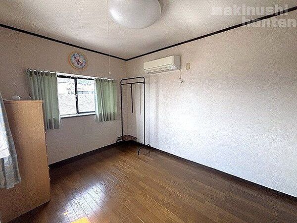 3階6帖の洋室部分です♪（南側）二方向から自然光が入る明るいお部屋です。お子様のお部屋などにいかがでしょうか♪