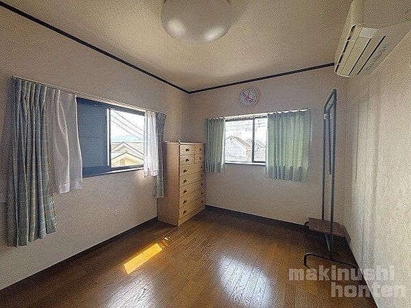 3階6帖の洋室部分です♪（南側）二方向から自然光が入る明るいお部屋です。お子様のお部屋などにいかがでしょうか♪