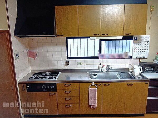 使い勝手の良いシステムキッチン♪窓がございますので、換気がしやすく匂いや熱のこもりを素早く解消できます。