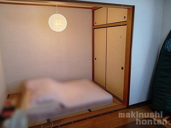 2階中央の洋室は和室コーナーがあり、お布団派・ベッド派どちらのライフスタイルにも対応可能♪