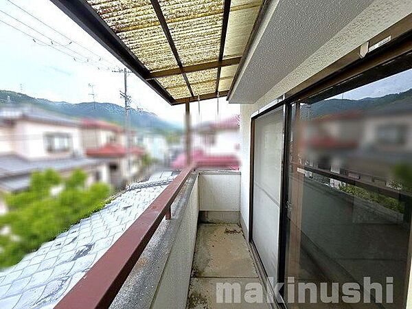 屋根のあるバルコニーで急な雨に降られても安心！直射日光から大切なお洋服も守ります！
