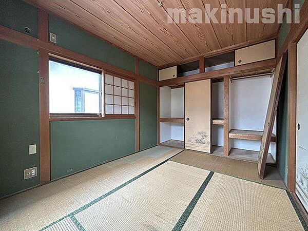 2階の和室部分です♪押し入れ収納があり、寝具などもスッキリ片付きます！