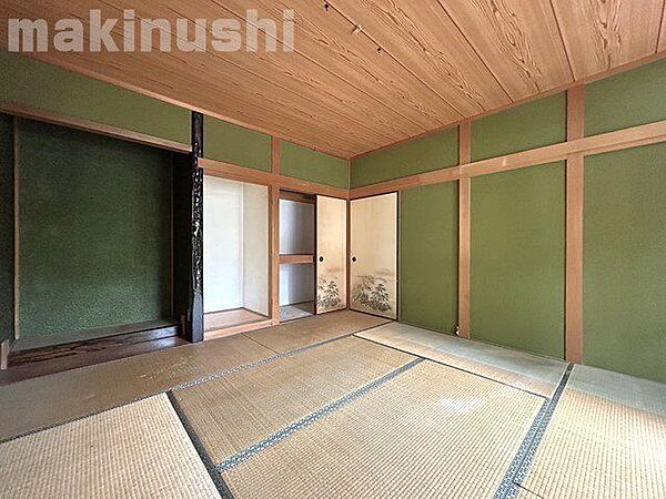 床の間のある格式高い和室です♪8帖の広さがございますので、客間としても重宝ます！