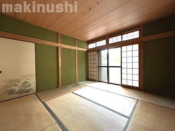 床の間のある格式高い和室です♪8帖の広さがございますので、客間としても重宝ます！