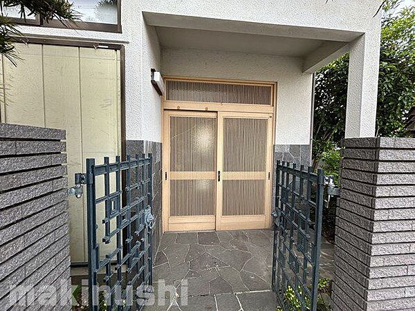 門扉のある玄関でセキュリティも安心！
