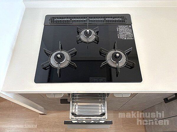 3口タイプのガスコンロでお料理の効率もアップ♪忙しい朝は朝食を作りながらお弁当作りも同時進行でき時短になりますね＾＾グリルもあり調理の幅が広がります♪