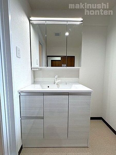 新品の洗面化粧台に交換しております♪収納スペースたっぷり！ヘアドライヤーなどがたくさん収納できます♪後部に洗濯機置き場がございます。キッチン側と廊下から行き来ができる2WAY動線♪