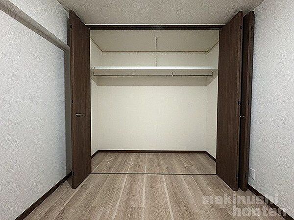 中央の洋室部分です♪大容量のクローゼットが併設！お洋服がお好きな方にもオススメです！たくさんのお洋服やバッグがキレイに収納できますよ＾＾クロス張替え・フロア張替え済み！