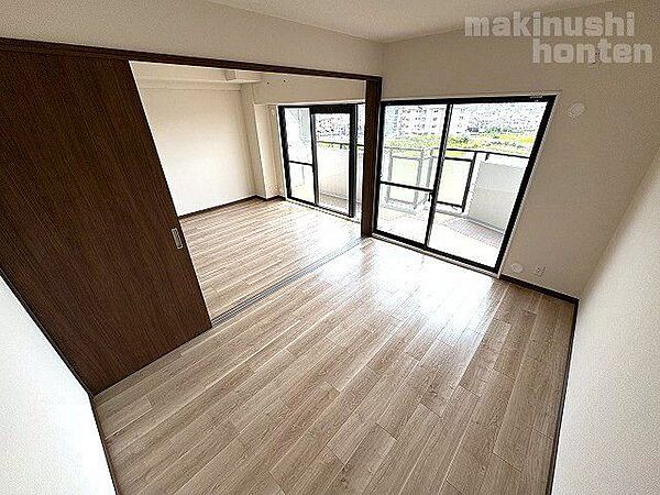 南側の洋室部分です♪和室から洋室に変更しておりますので、扉を開放し広々としたリビングとしてもお使いいただけます。フローリングだとうっかり水をこぼしても掃除もしやすくていいですね♪
