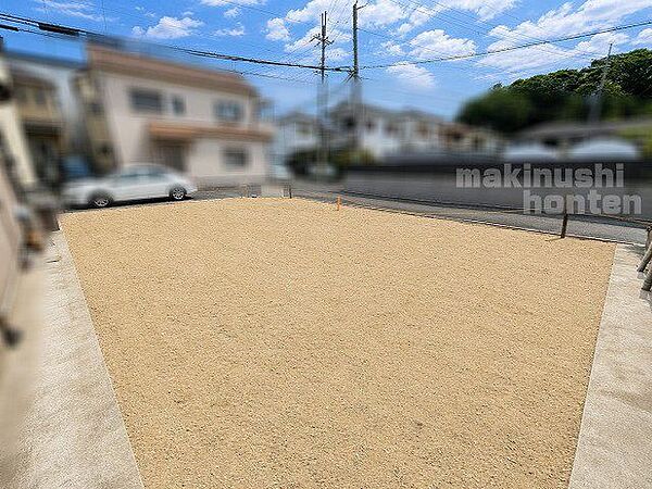 古家がなく1日を通して敷地全体の陽当たりの様子を確認できるので安心！※実際の現況写真に生成AIを用いて晴天に変更したものです。