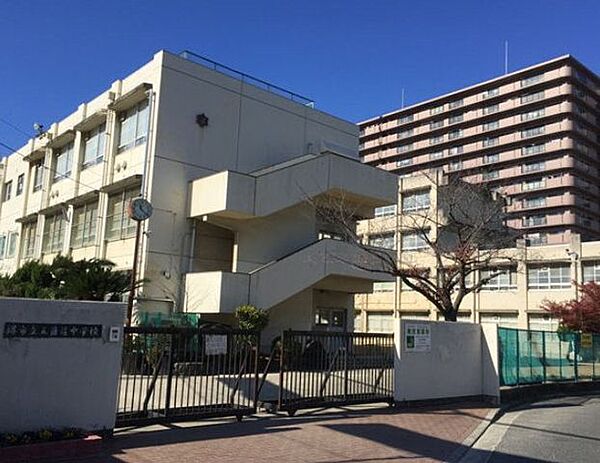 堺市立五箇荘中学校 徒歩9分。 670m