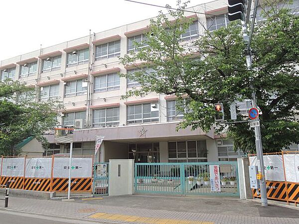 堺市立五箇荘小学校 徒歩5分。 400m
