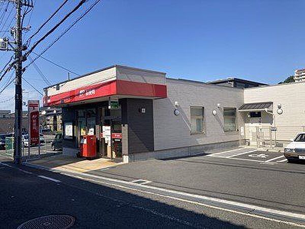 柏原玉手郵便局 徒歩8分。 570m