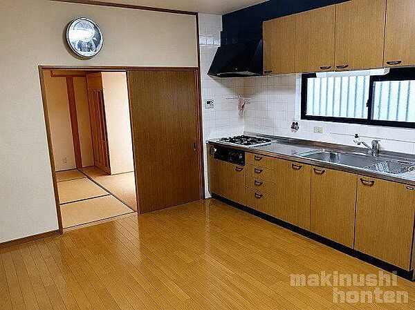 リビングは和室と続き間のため広い空間としてもお使いいただけます！※現況の写真から生成AIにより家具動産を消去しております