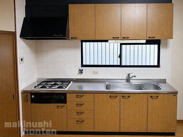 使い勝手の良いシステムキッチン♪窓がございますので、換気がしやすく匂いや熱のこもりを素早く解消できます。※現況の写真から生成AIにより動産類を消去しております