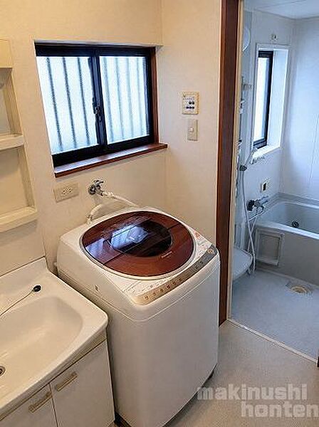 どうしても湿気がたまりがちな洗面室も窓がございますので、換気がしやすくなっております！※現況の写真から生成AIにより家具動産を消去しております
