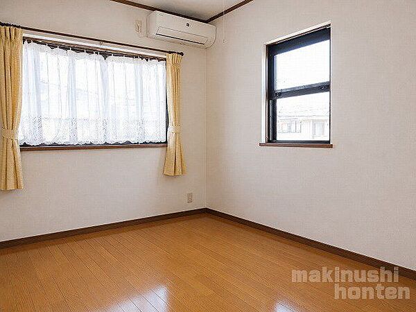 2階6帖の洋室部分です♪まあるい出窓がアクセントになった可愛いお部屋です。
