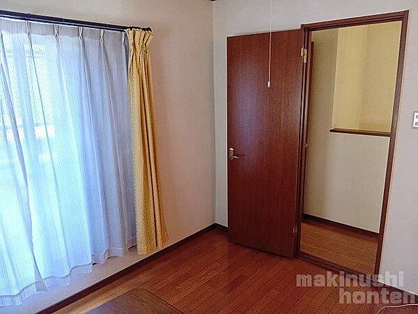 2階中央の洋室部分です♪バルコニーからたっぷり陽が入る明るいお部屋です＾＾