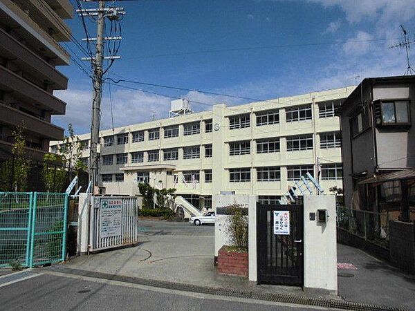 羽曳野市立高鷲南中学校 徒歩7分。 490m