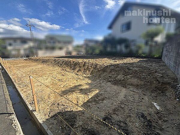 【分譲地全体像】現況建物がなく1日を通して敷地全体の陽当たりの様子が確認できるので安心です！