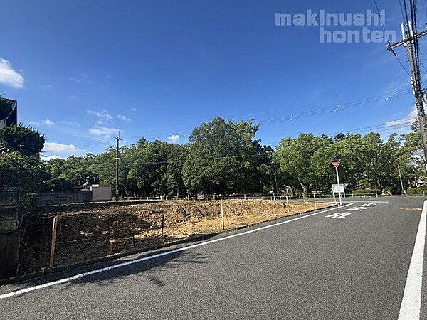 【分譲地全体像】南側の接道部分です緑豊かな住宅地で新生活をスタートするのに最適な立地です＾＾