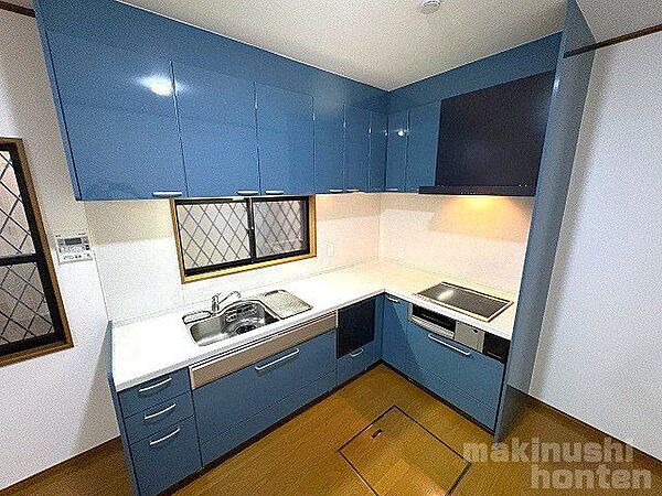 調理スペースが広く、使い勝手の良いＬ型のシステムキッチン♪食器洗浄乾燥機付きで家事の負担が減らせます。手洗いより節水にもなり一石二鳥ですね＾＾