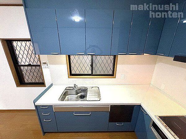 吊戸棚もあり収納スペースがたくさん♪調理器具などがスッキリ片付きます！