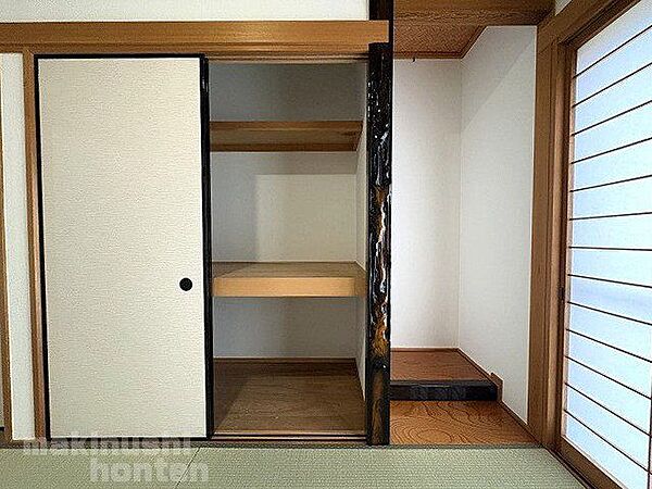 障子越しの柔らかい日が入るお部屋で客間としても重宝します。畳表替え、クロス張替え、ふすま張替え、障子張替え済みです。