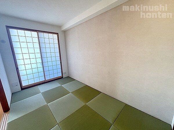 半帖畳を採用した和モダンな和室です♪障子越しのやわらかな陽が入るお部屋のため、赤ちゃんのお昼寝スペースなどにも最適です＾＾