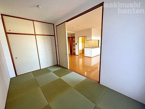 半帖畳を採用した和モダンな和室です♪障子越しのやわらかな陽が入るお部屋のため、赤ちゃんのお昼寝スペースなどにも最適です＾＾