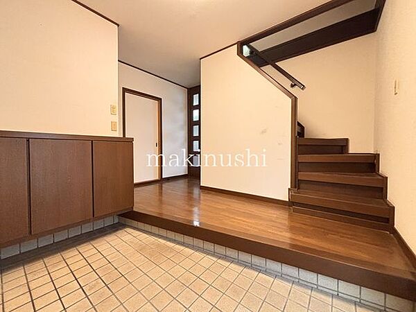 土間部分が広く設けてあり、開放感のある玄関です♪ドアの採光ガラスより光がはいるので日中は照明がなくても明るいです♪
