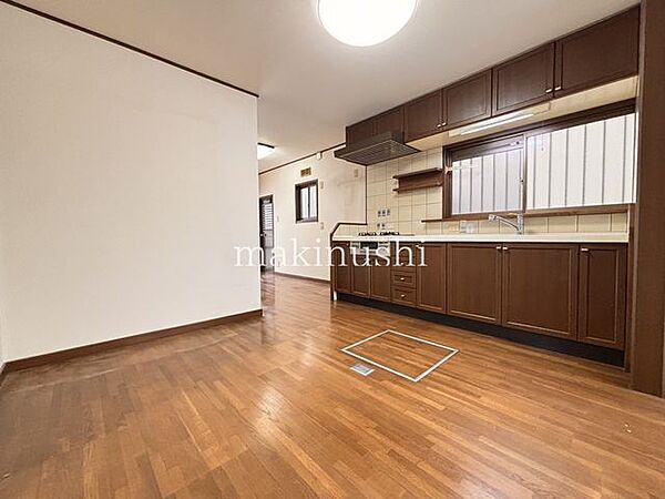 手入れのしやすいフラットなシステムキッチン！壁付けタイプなので空間を広く使えます！キッチン奥の水回りにつながるスペースは通路としても家事スペースとしてもゆとりがあります♪