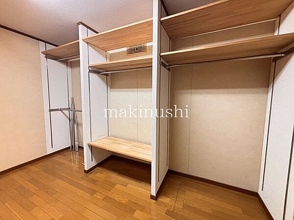 2階6帖洋室は現況　収納部屋になっております♪現況のまま大容量のウォークインクローゼットとして使うのもいいですね♪