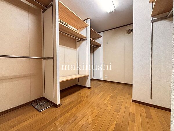 2階6帖洋室は現況　収納部屋になっております♪現況のまま大容量のウォークインクローゼットとして使うのもいいですね♪