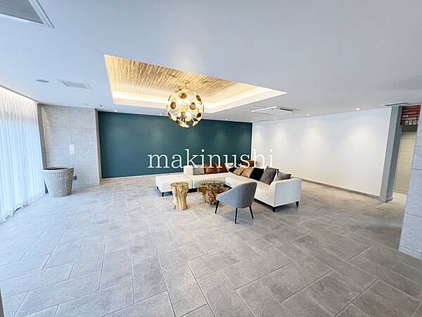 マンション共有部分も綺麗で広々しております！管理人が日勤体制で勤務しておりますので、防犯上、施設管理上も安心ですね♪