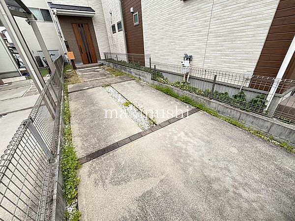駐車場は2台分（車種制限あり）！前面道路は6.7ｍと幅員広々♪大阪中央環状線にもすぐでられる立地！マイカー通勤に便利♪