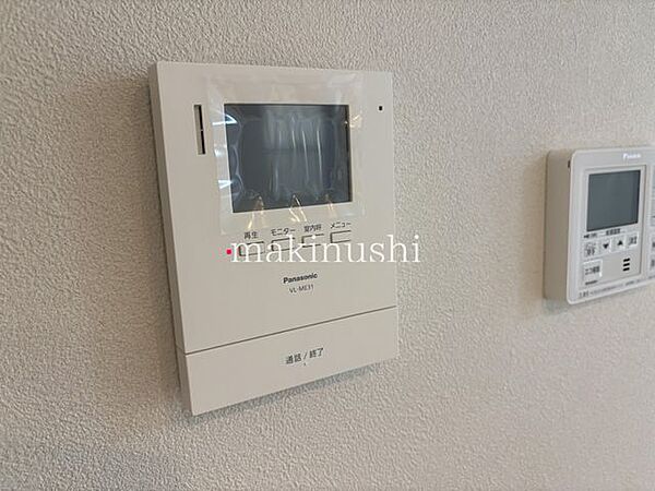防犯設備　モニター付インターホンで来訪者が一目瞭然。直接対面することなく、セールスや勧誘対策もできて安心です。