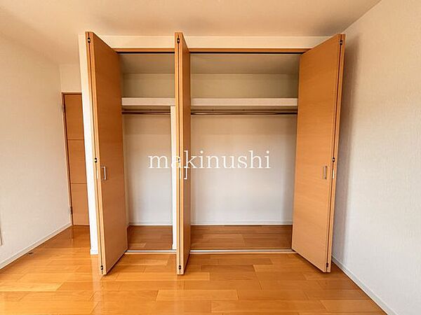 6帖洋室　全居室が収納付きで、部屋はいつもすっきり。身の回りの整理整頓もらくらくです♪6帖洋室には大きなクローゼットがございます！