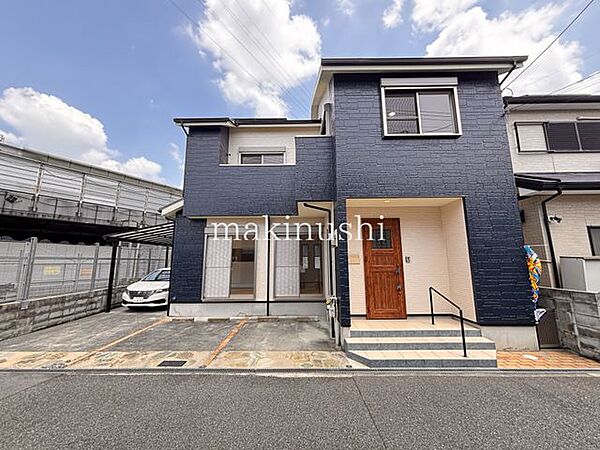 シックな色合いの外観とおしゃれな木製ドアが特徴的なお家♪空家ですのでご内覧可能！ぜひ現地をご覧ください♪