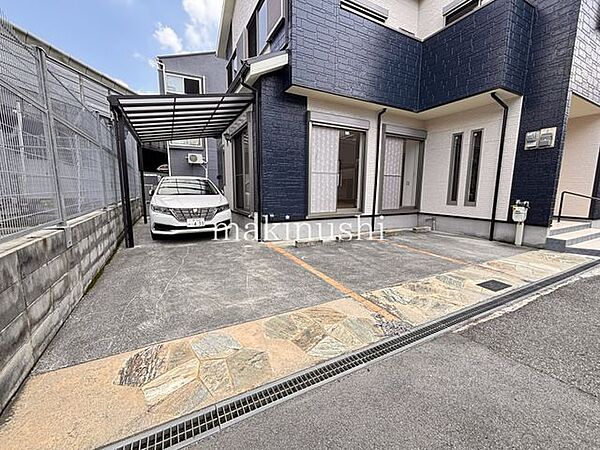 駐車場は3台分あるので、仕事用やプライベート用に♪(車種制限あり)前面道路との高低差もほぼございませんので出し入れもスムーズに行えます♪