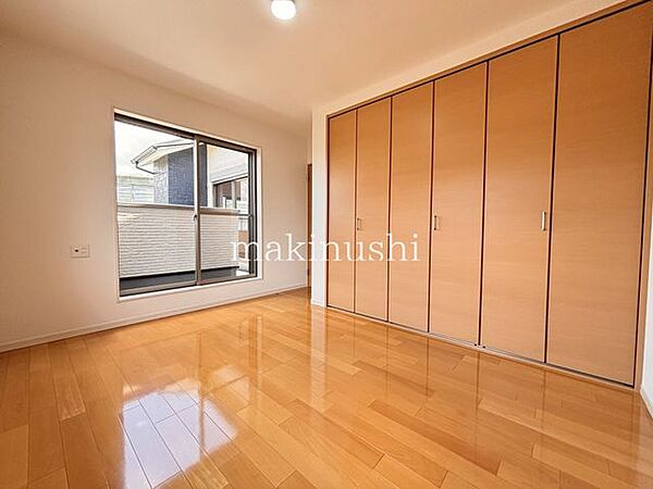 6帖洋室　全居室が収納付きで、部屋はいつもすっきり。身の回りの整理整頓もらくらくです♪6帖洋室には大きなクローゼットがございます！