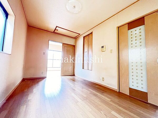 洋室7.5帖には屋根裏収納付き！季節用品などかさ張るものをひとまとめに収納。普段はハシゴを格納しておけるので生活の邪魔になりません♪居住空間を圧迫しない便利収納♪
