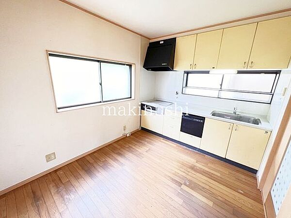 2階ダイニングキッチン　手入れのしやすいフラットなシステムキッチン！壁付けタイプなので空間を広く使えます！上下に収納あり♪