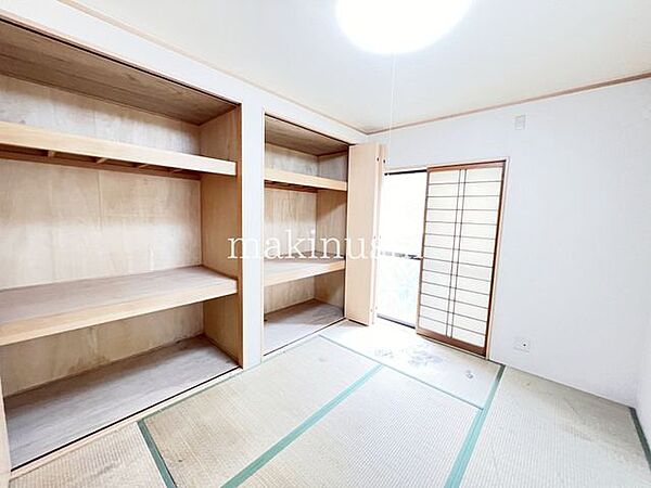 1階6帖和室　2帖分の大きさの大容量収納付きです！タタミがあれば冬にはこたつを置いたり、小さなお子様がいれば遊び場やお昼寝スペースとしても♪